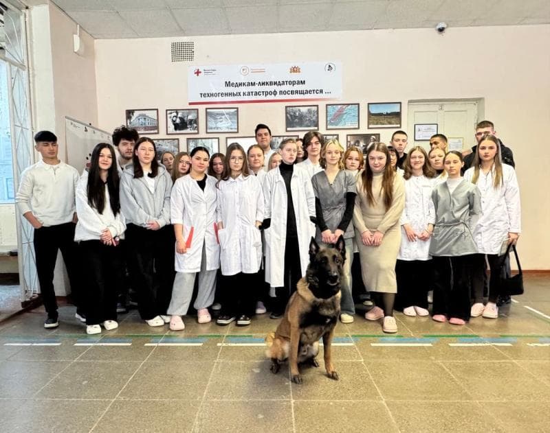В Каменске-Уральском студенты-медики познакомились с работой полиции и служебной собакой Фаер