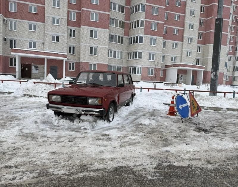 Дорожники Каменска-Уральского не могут полностью очистить дороги из-за мешающих автомобилей 