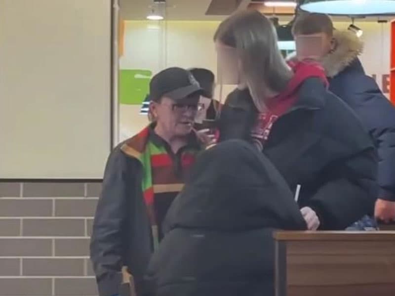 Появились фото и видео инцидента, где уборщица из «Бургер Кинг» в Каменске-Уральском избила 15-летнюю школьницу