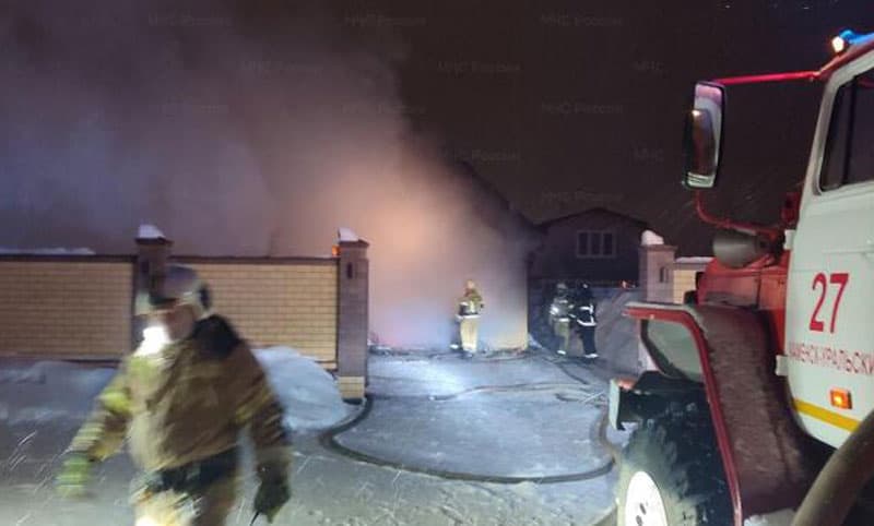 В Каменске-Уральском ночью сгорели BMW и гараж на площади 90 кв.м