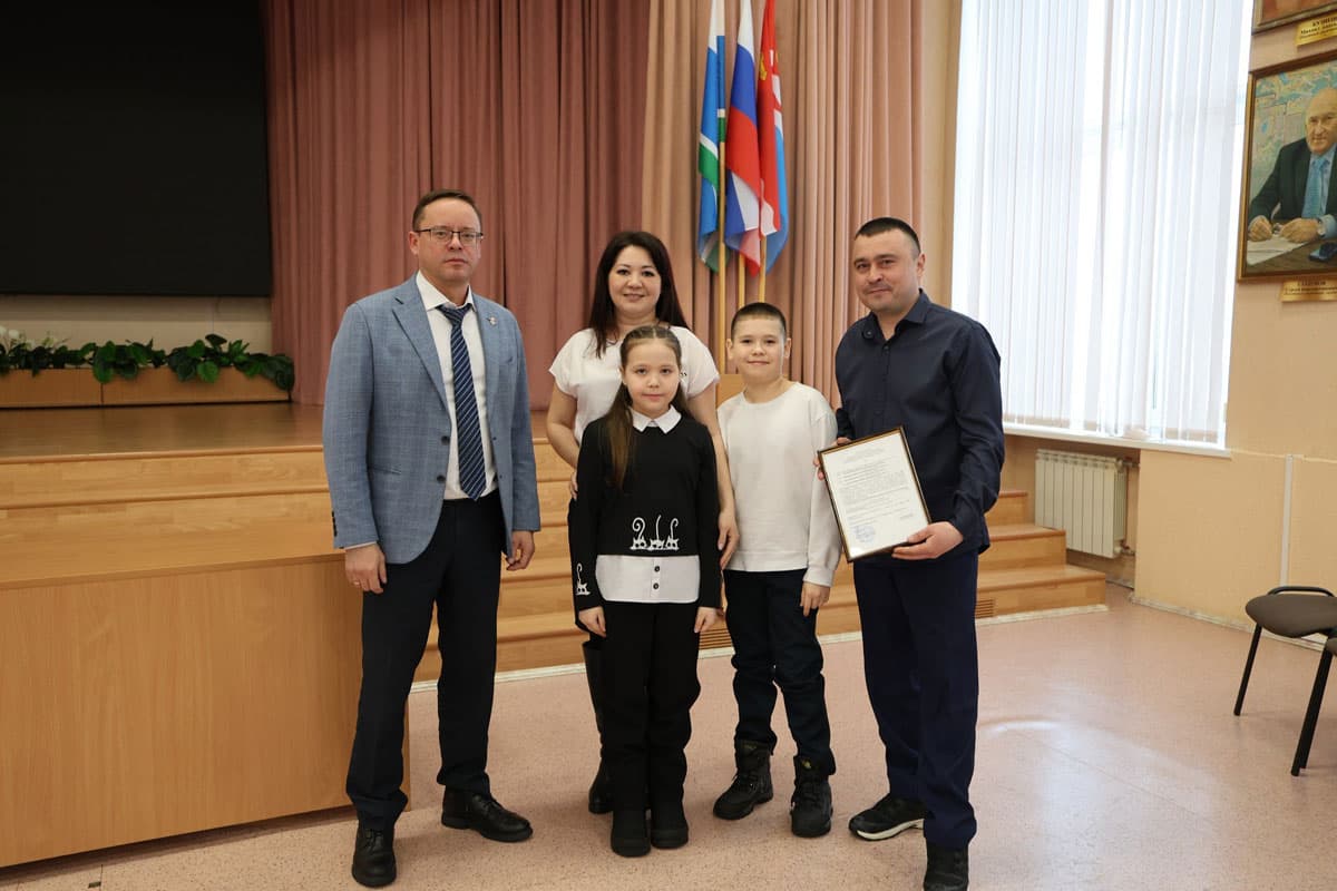 Четырём молодым семьям в Каменске-Уральском вручили сертификаты на жильё