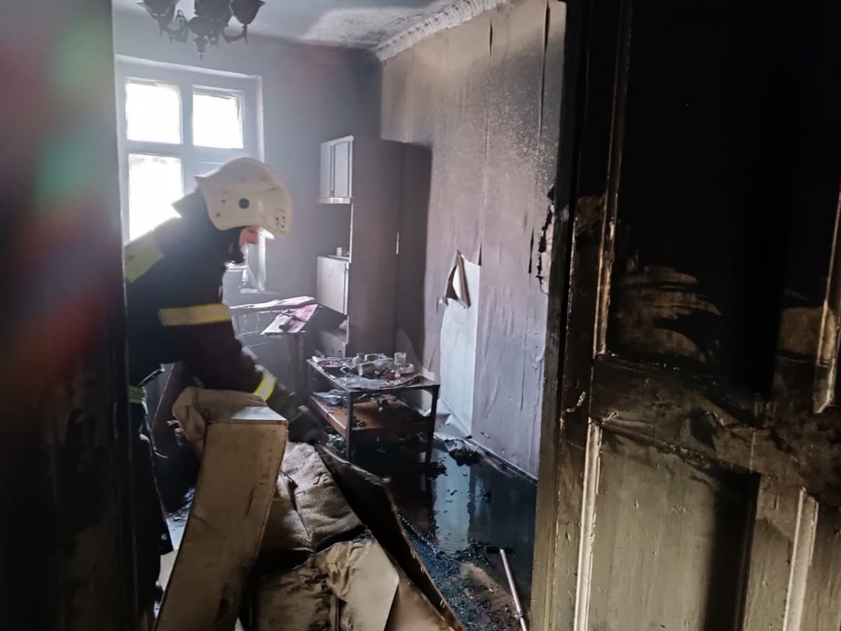 Ночью 22 февраля в Каменске-Уральском загорелась квартира на четвёртом этаже