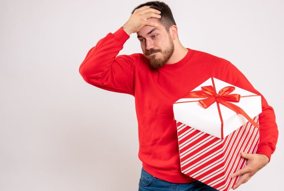 Что нельзя дарить женщинам на 8 Марта 2026: советы психологов и худшие подарки