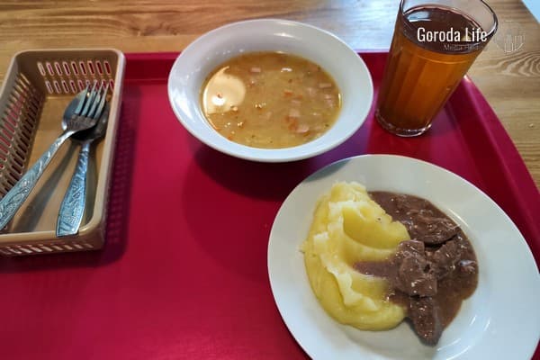 Чем кормят детей в школах Каменска-Уральского: власти и жители города обсудили жалобы на питание