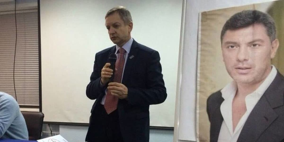 В Екатеринбурге задержали бывшего депутата Михаила Борисова за возложение цветов к памятнику Немцову