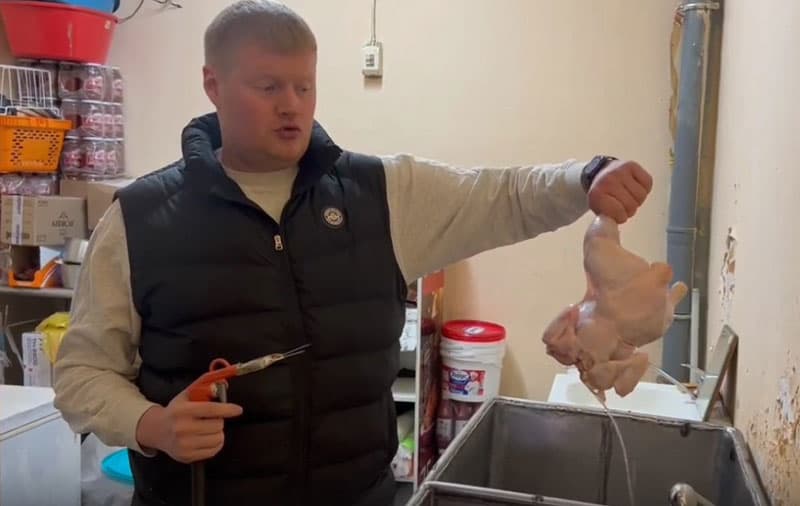 Проверка кафе в Екатеринбурге выявила антисанитарию и жильё для персонала прямо на кухне