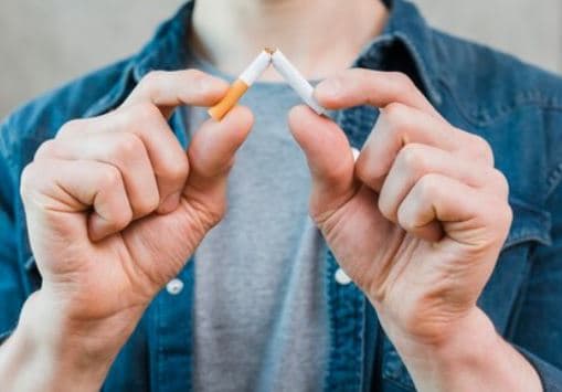 В России предложили повышать стоимость ОМС для курильщиков: эксперты обсуждают риски