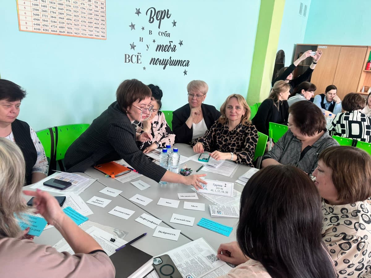 В Каменске-Уральском обсудили, как госпаблики меняют управление школами