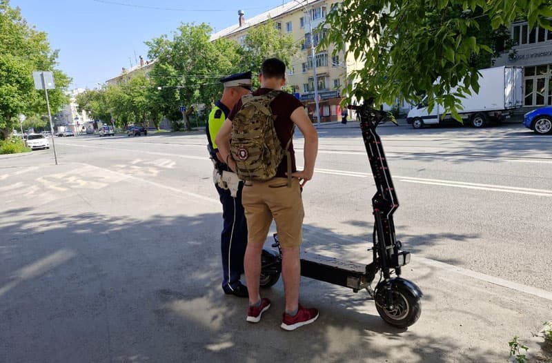 Слуцкий предложил запретить электросамокаты на тротуарах для взрослых