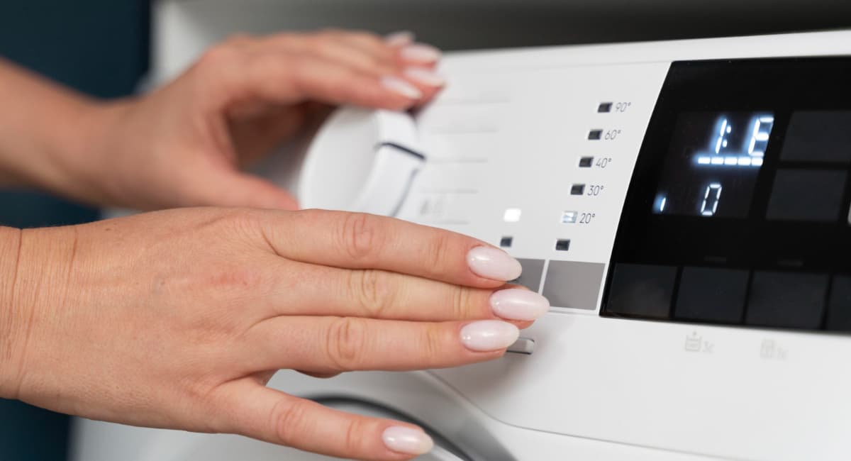 Зажмаю 2 кнопки — и стиралка сама очистится грязи, плесени и остатков порошка: секрет вечной службы