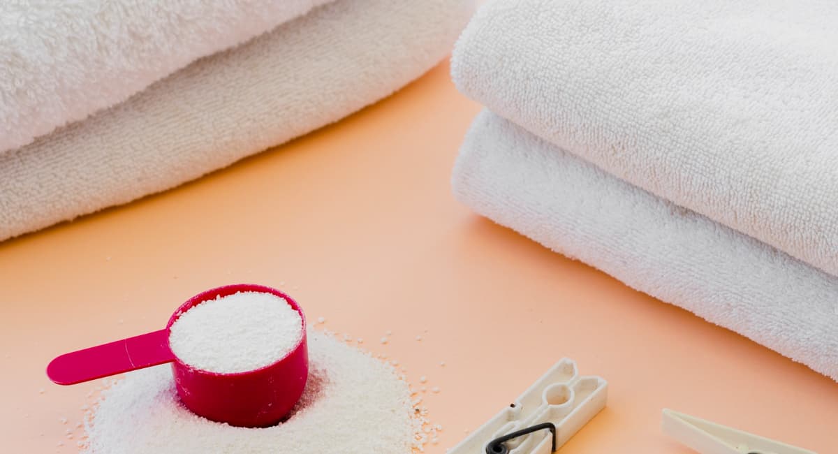 1 чудо-пакетик в барабан – и даже серые тряпки станут чище пяток младенца: как отстирать полотенца легко и без забот