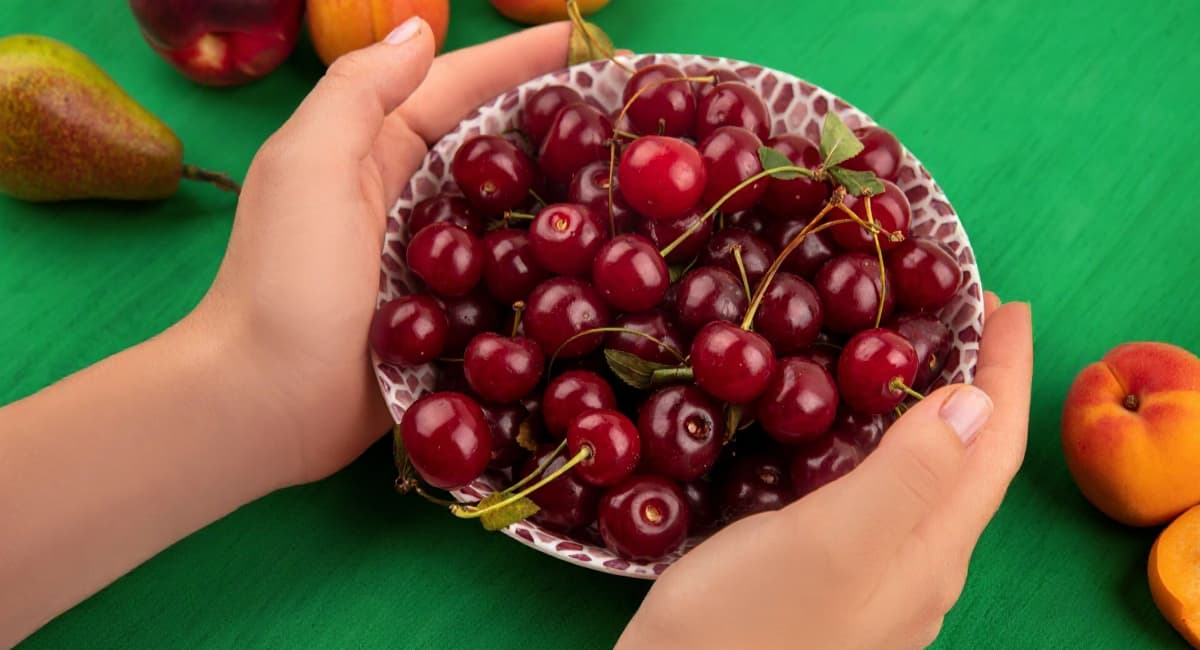 Весной вишне – первым делом: сыплю 150 гр на 10 литров и под ствол – плоды наливаются крупнее сливы