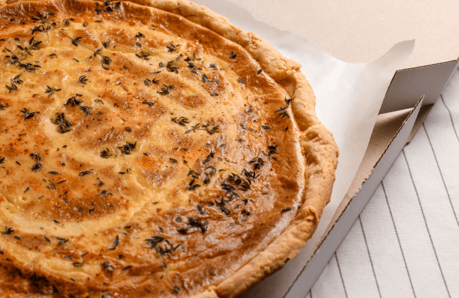 Квашеную капусту просто смешиваю с мукой: на выходе получаю сытную «шарлотку» — пирог сметают со стола первым, очень вкусно