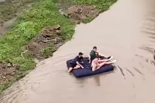 Каменцы устроили заплыв в луже на надувном матрасе и лодке