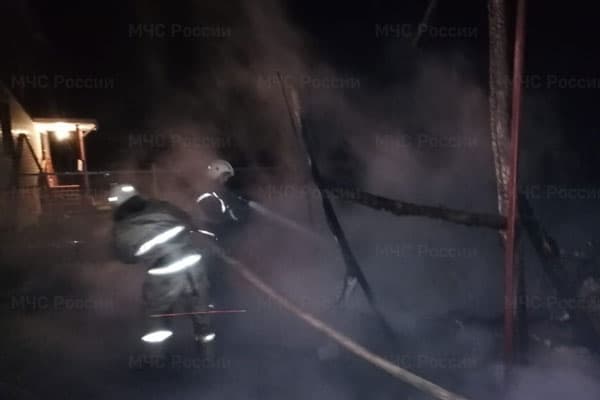 Накануне вечером в селе под Каменском-Уральским сгорели хозпостройки