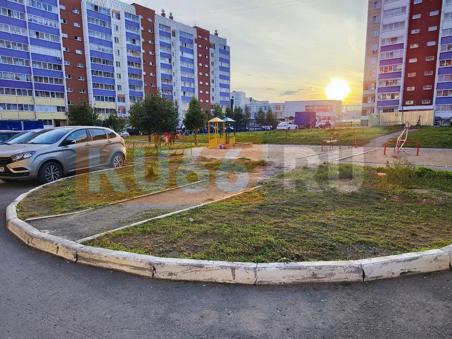 Жители целого ЖК остались без горячей воды из-за коммунальной аварии. Когда появится вода?