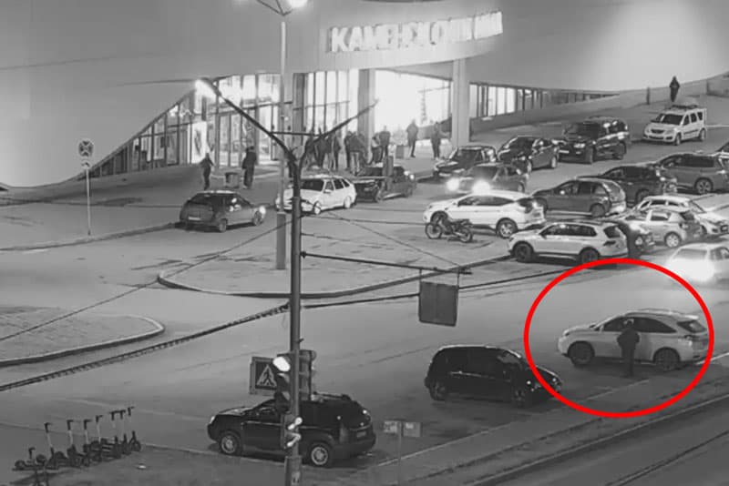 Угнанный от ТЦ внедорожник обнаружен без номеров в Камышловском районе. Один из угонщиков задержан. Видео