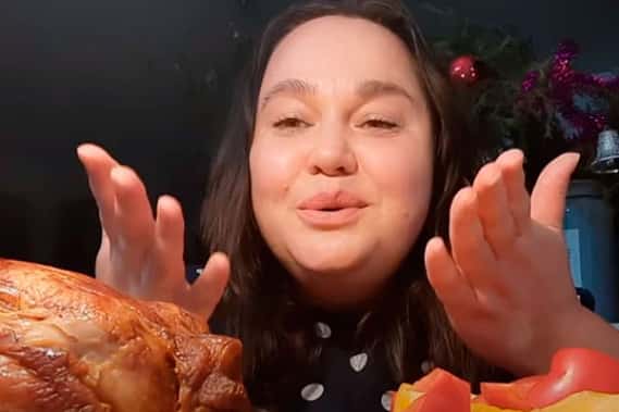 Жительница Каменска-Уральского заработала миллионы поеданием еды перед камерой и купила квартиру в Турции