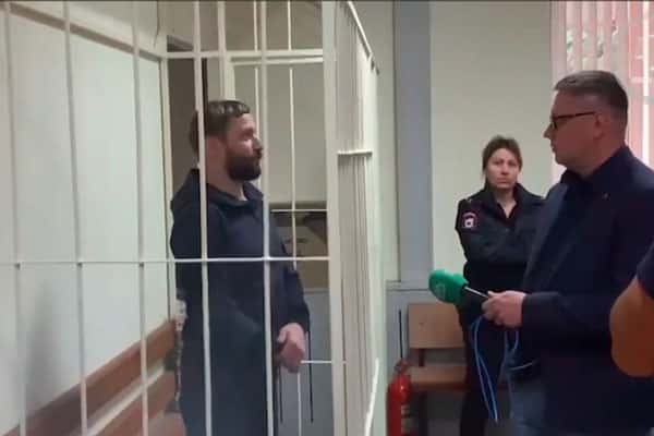 Заморивший ребенка голодом блогер-сыроед признался, что ест мясо