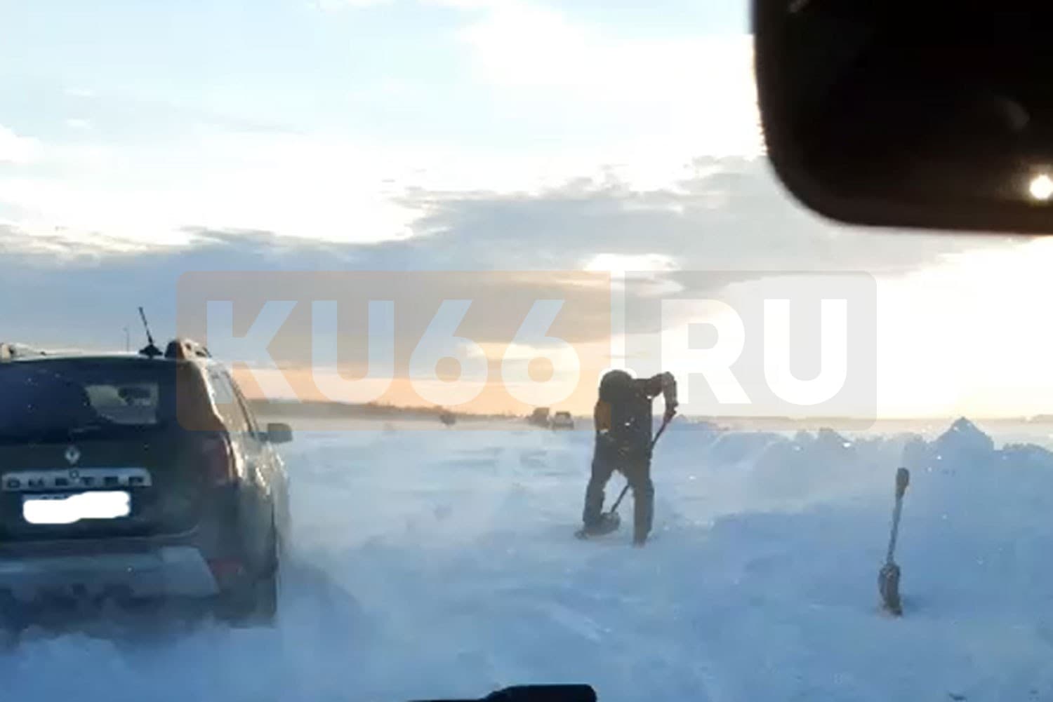 5 автомобилей оказались в снежном плену в деревне под Каменском-Уральским. Видео