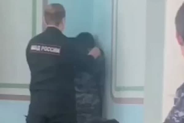 Сотрудник полиции Каменска-Уральского, обвиненный в угрозах девушкам, остается на службе