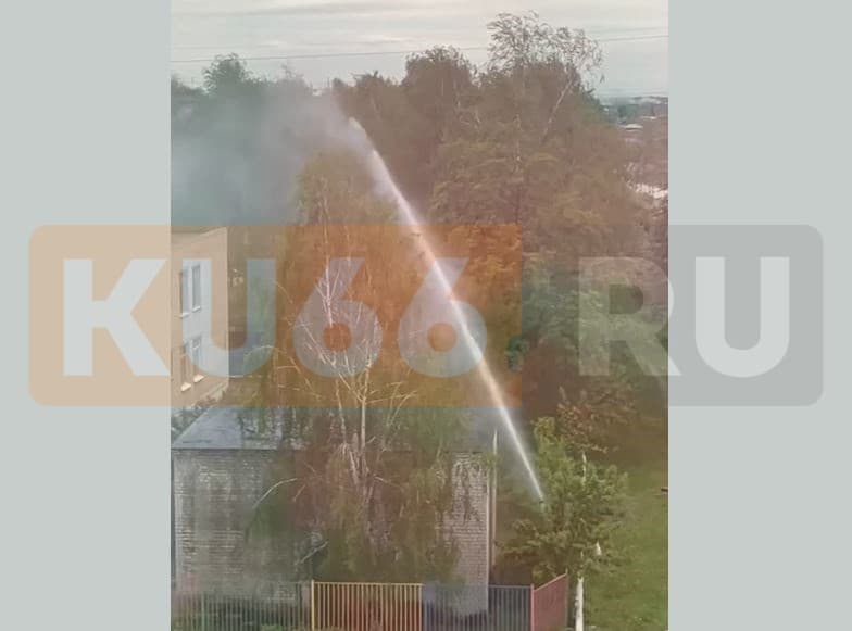 «Прорвало так прорвало»: Детский сад Каменска-Уральского стал поливать «искусственный дождик». Видео