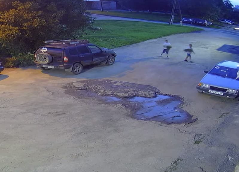 Дети в Каменске-Уральском закинули подожженную траву в окно квартиры, где спал младенец