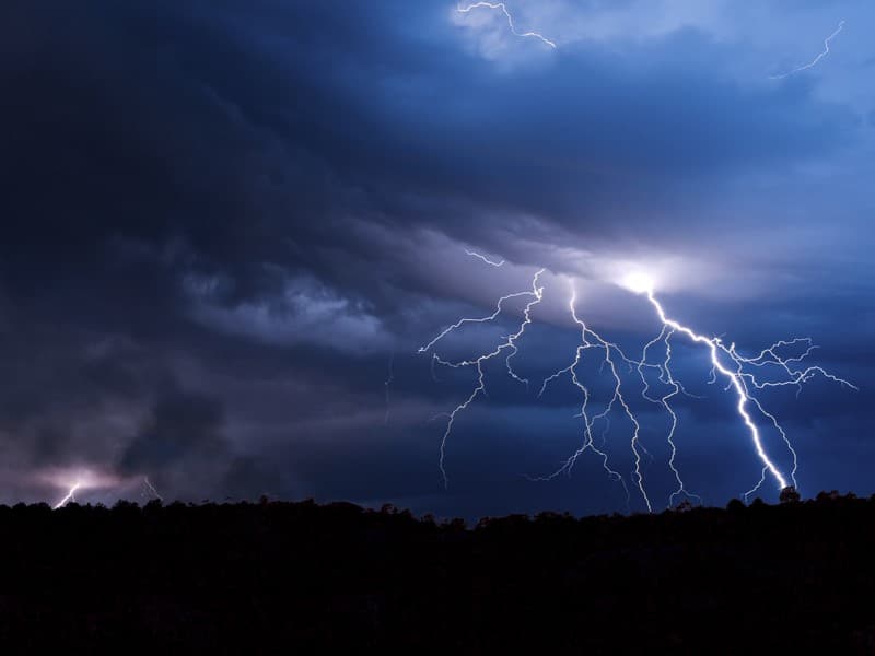 Один человек погиб и трое пострадали от удара молнии в подмосковном парке «Патриот»