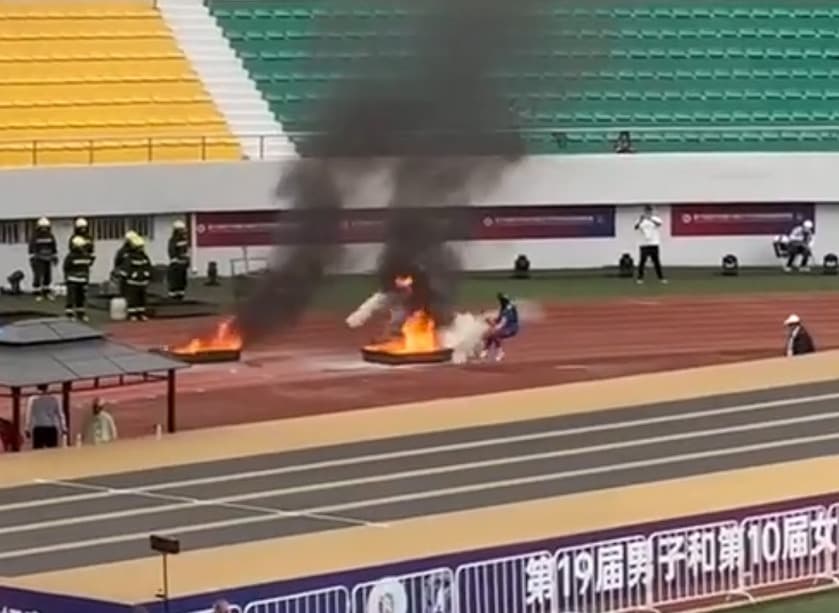 Девушка-пожарный завоевала золотую медаль на соревнованиях в китайском Харбине. Видео