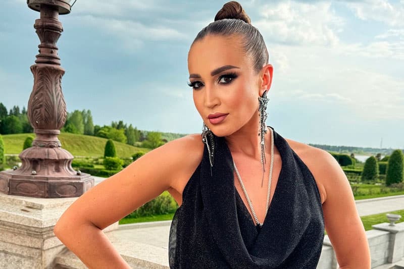 Каравай, игра и кокошники: как встретили Ольгу Бузову в аэропорту Екатеринбурга