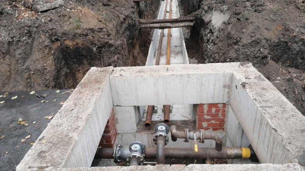 В Каменске-Уральском срочно устраняют утечку горячей воды перед отопительным сезоном