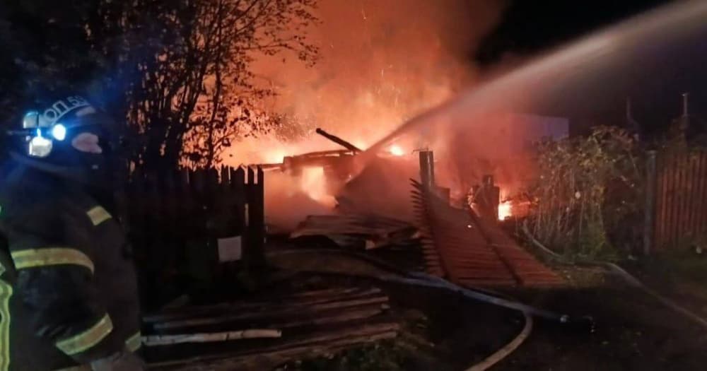 В сгоревшем доме в деревне Бокситы, где погибли двое подростков, находились шестеро детей