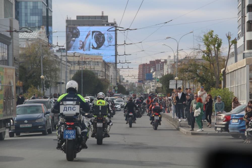 Сотни байкеров закрыли мотосезон в центре Екатеринбурга