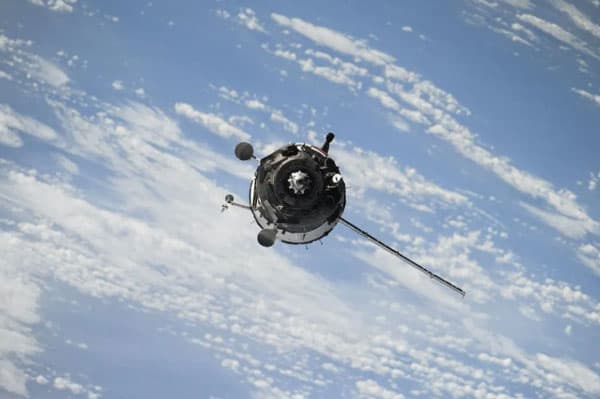 Российский космонавт не может вернуться на Землю из-за погодных условий