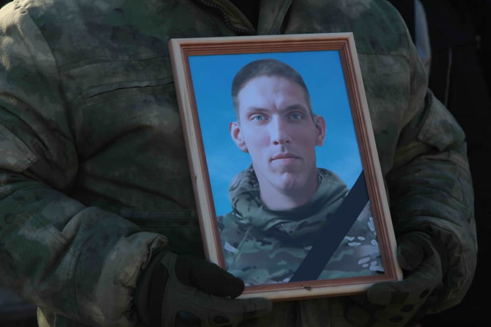 Жители Каменска-Уральского простились с земляком, погибшим на СВО