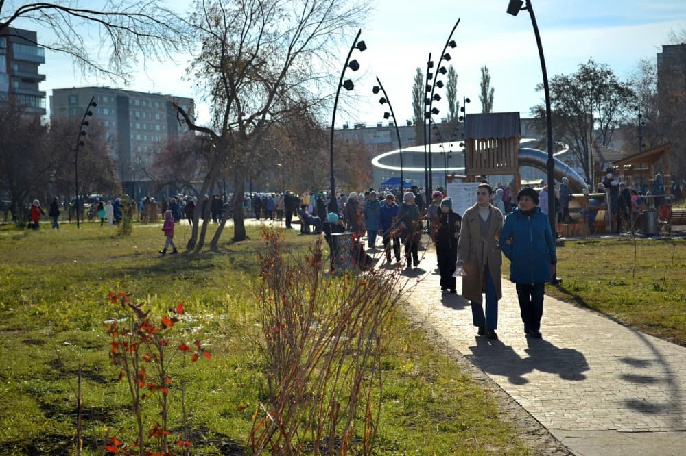 Сотни каменцев пришли на Яблочный праздник в Байновский сад