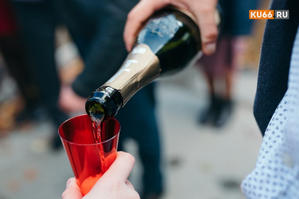 Прохожий купил 20 бутылок спиртного детям, отравившимся алкоголем в Екатеринбурге