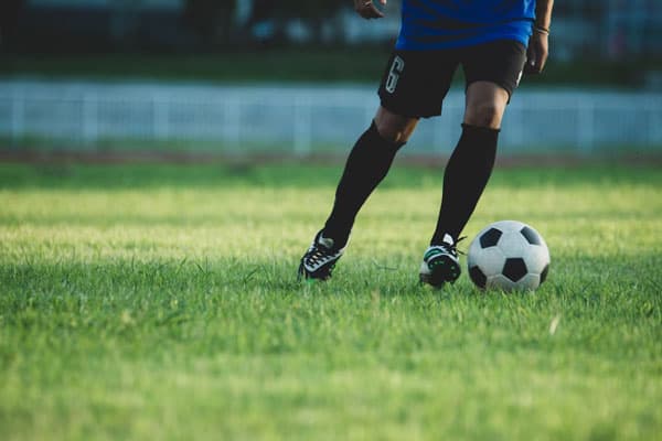 Футболист погиб от удара молнии во время матча в Перу. Видео