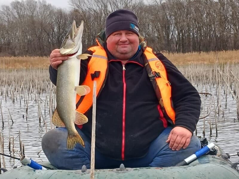 Большой улов: свердловчане на Урале поймали много щук в пересохшем озере