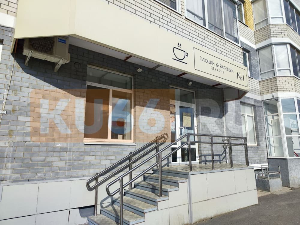 "Вы что, хотите людей травить?": в пекарне Каменска-Уральского продают десерты без даты производства. Видео