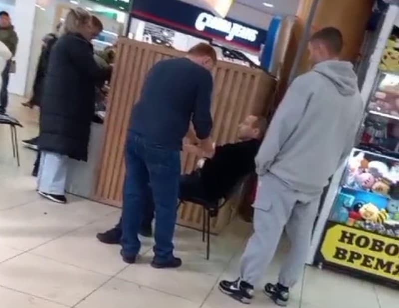 СК Каменска-Уральского расследует конфликт между мужчинами с травматом и ножом в ТРЦ "Магнит Экстра"