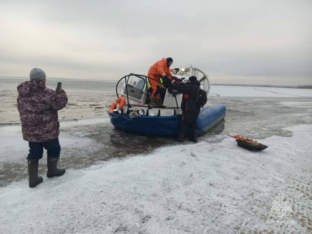 Льдина с 6 рыбаками откололась в Татарстане. На них повесили штраф. Видео