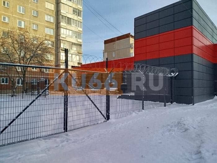 «Там селятся бомжи»: KU66 узнал, зачем вокруг нового компьютерного клуба поставили колючий забор