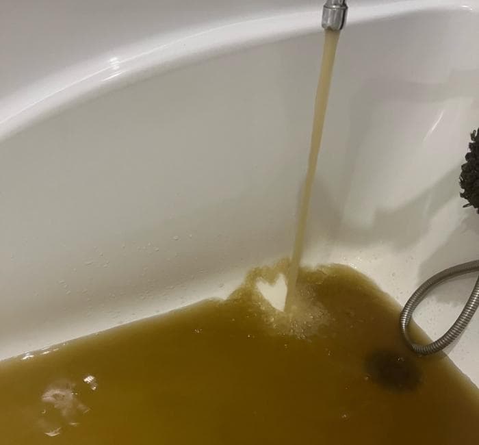 Жители Каменска-Уральского массово жалуются на ржавую воду