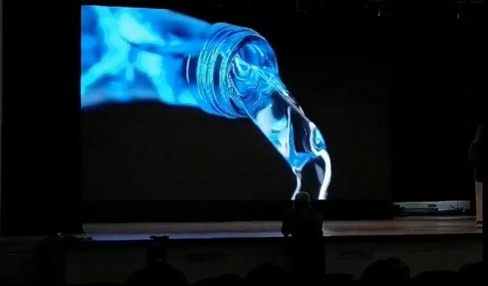 Большой экран установили на сцене ДК "Юность" в Каменске-Уральском. Видео