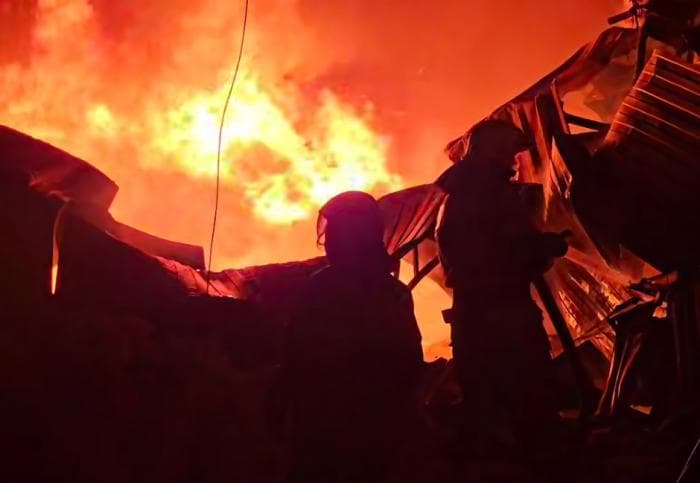 Загрязнен воздух? Крупный пожар произошел на производстве под Екатеринбургом