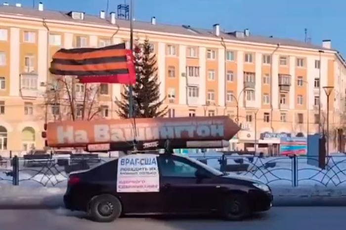 Националисты в Каменске-Уральском устроили митинг и автопробег с ракетой «На Вашингтон»
