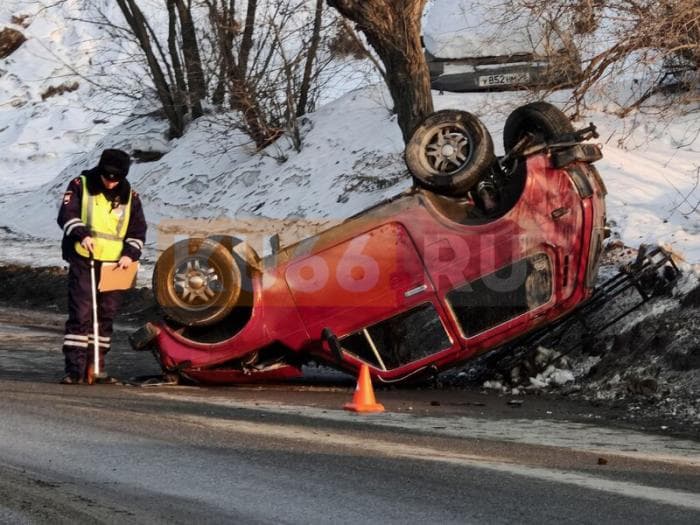 Машина перевернулась в Каменске-Уральском перед мостом: есть пострадавший, на дорогах — затор