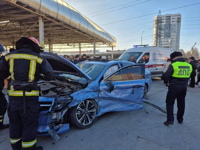 Страшная авария в Екатеринбурге: как столкновение машин чуть не унесло жизни пешеходов