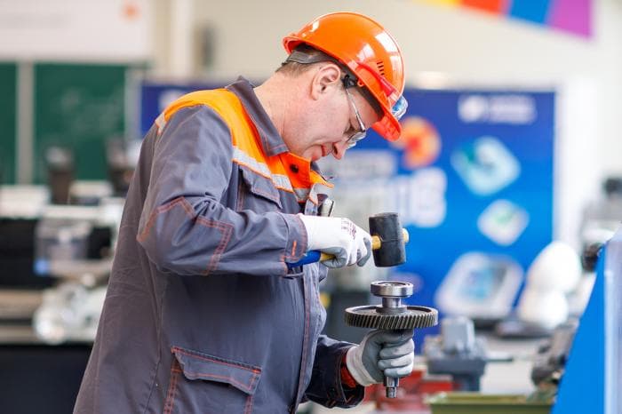 На СинТЗ определили лучших по компетенции «Слесарь-ремонтник»